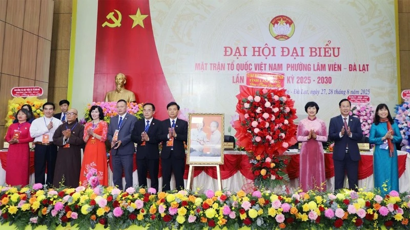 Lãnh đạo Ủy ban Mặt trận Tổ quốc Việt Nam tỉnh Lâm Đồng chúc mừng Đại hội đại biểu Mặt trận Tổ quốc Việt Nam phường Lâm Viên-Đà Lạt.