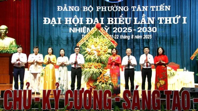 Ra mắt Ban Chấp hành Đảng bộ phường Tân Tiến tại Đại hội.