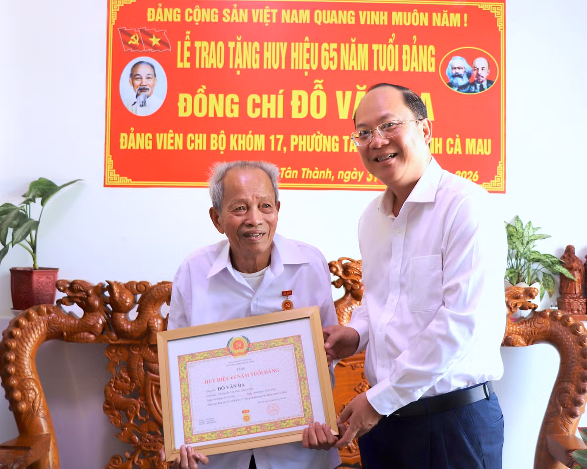 Ủy viên Trung ương Đảng, Bí thư Tỉnh ủy Cà Mau Nguyễn Hồ Hải (bìa phải) trao Huy hiệu Đảng 65 năm cho đảng viên Trần Văn Ba tại nhà riêng.