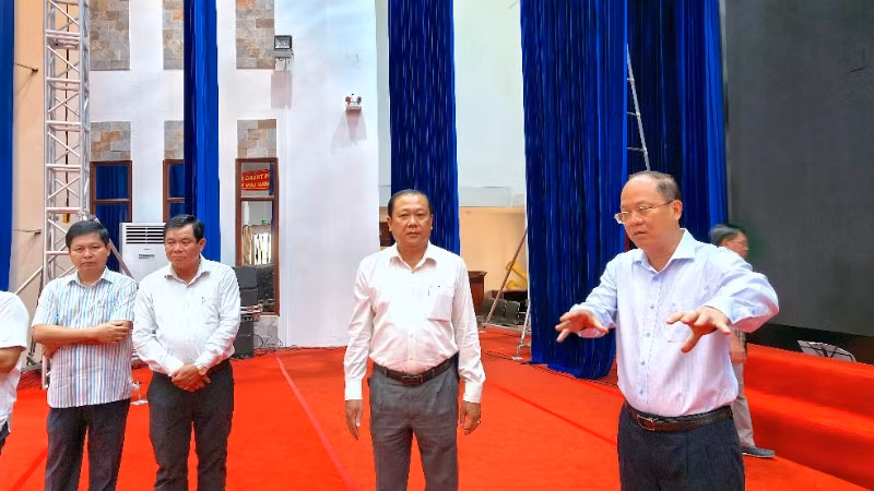 Bí thư Tỉnh ủy Cà Mau Nguyễn Hồ Hải (bìa phải) kiểm tra cơ sở vật chất tại khu vực sân khấu Trung tâm Hội nghị tỉnh Cà Mau.