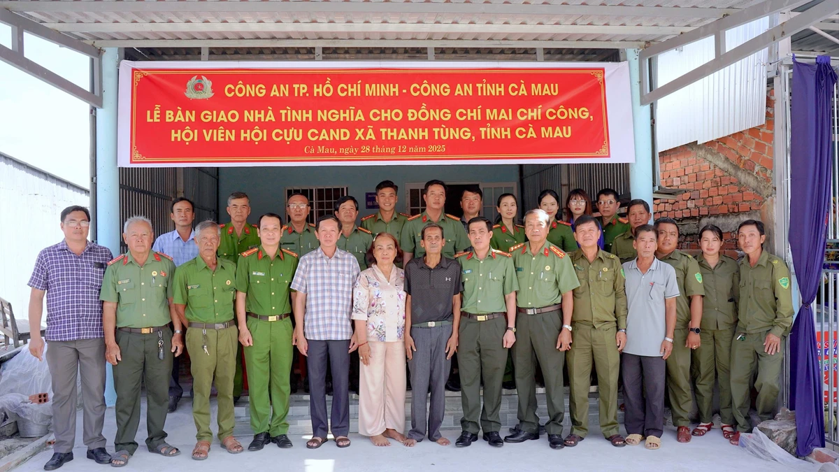 Công an tỉnh Cà Mau bàn giao nhà cho gia đình đồng chí Mai Chí Công, Hội viên Hội cựu Công an nhân dân xã Thanh Tùng, tỉnh Cà Mau.