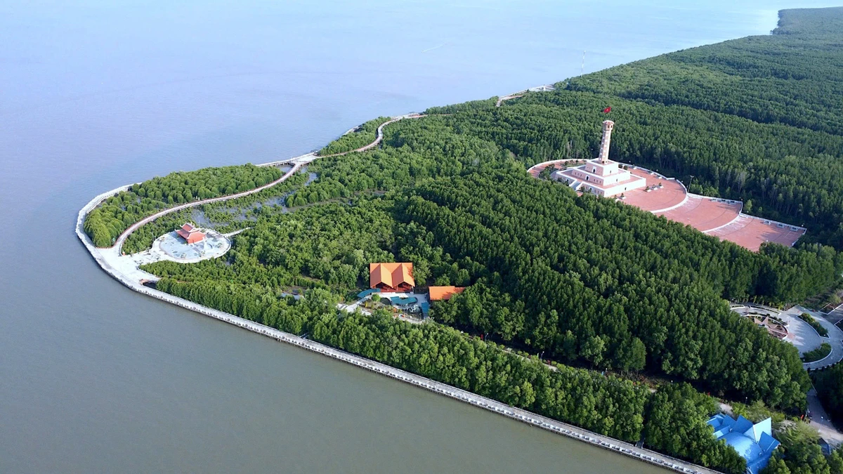 Một góc thu nhỏ của Khu lịch Mũi Cà Mau hướng ra biển Đông nằm trên địa bàn xã Đất Mũi.