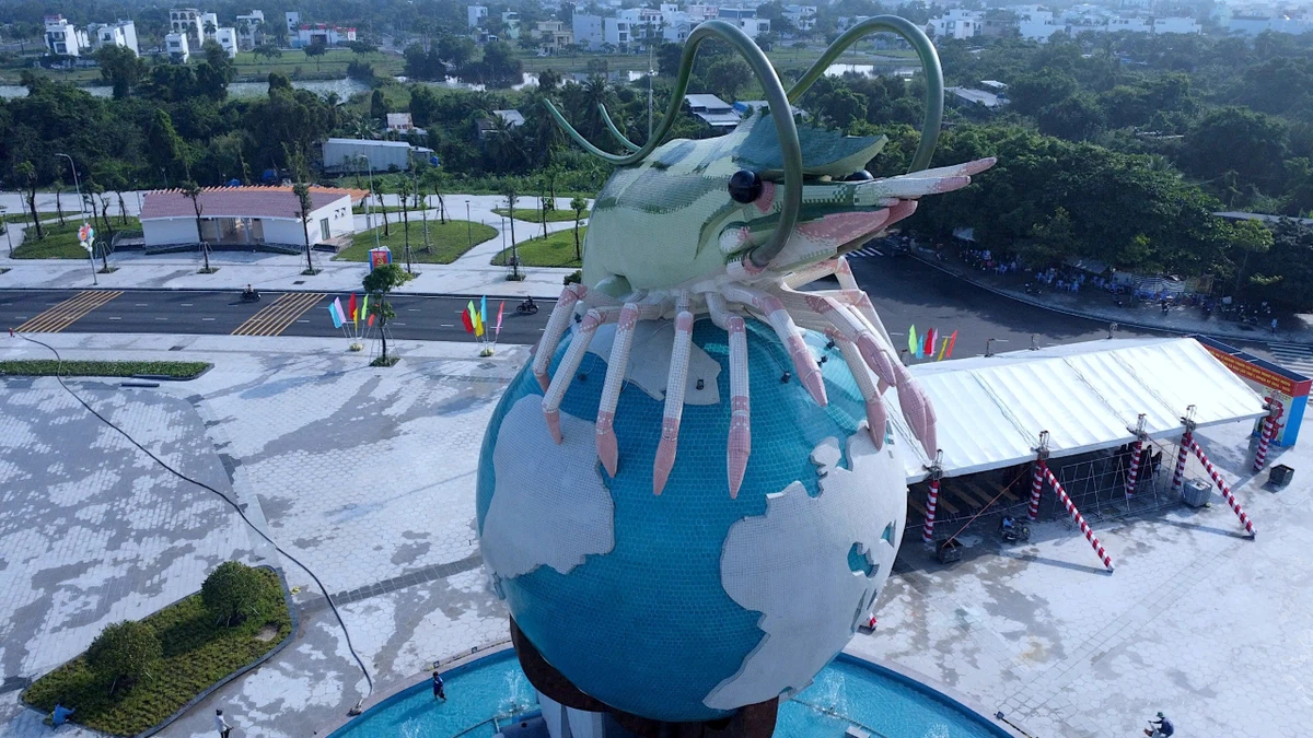 Biểu tượng con tôm Cà Mau nằm uy nghiêm tại quảng trường Phan Ngọc Hiển, xã An Xuyên, tỉnh Cà Mau.