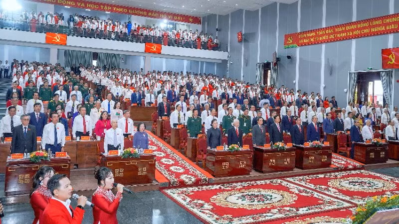 Nghi thức chào cờ, hát quốc ca tại phiên khai mạc chính thức Đại hội đại biểu Đảng bộ tỉnh Cà Mau lần thứ I, nhiệm kỳ 2025-2030.