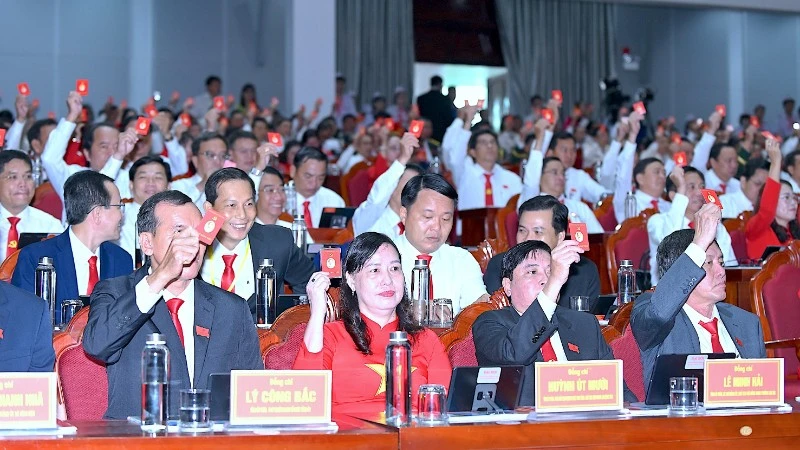 Biểu quyết thông qua Nghị quyết nhiệm kỳ 2025-2030 tại Đại hội đại biểu Đảng bộ tỉnh Cà Mau.