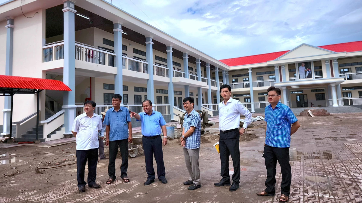 Phó Chủ tịch Ủy ban nhân dân tỉnh Cà Mau Nguyễn Minh Luân (chỉ tay) cùng đoàn công tác của tỉnh và địa phương kiểm tra việc đầu tư hạ tầng giáo dục tại phường Hòa Thành. 