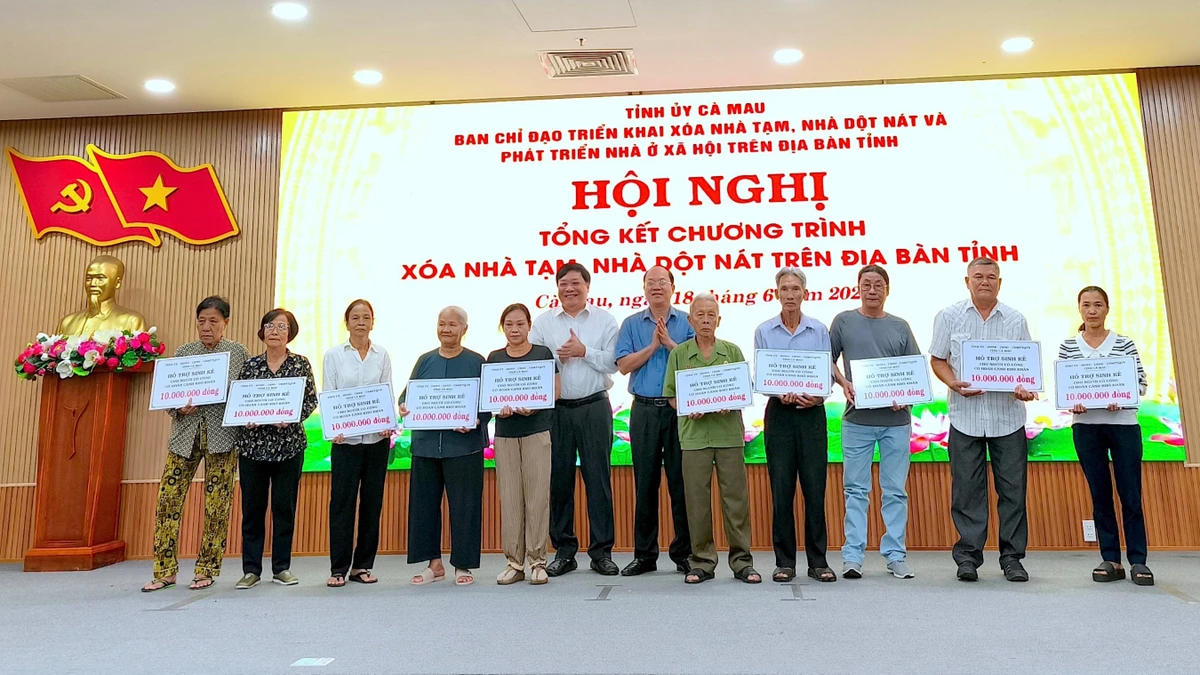 Bí thư Tỉnh ủy Cà Mau Nguyễn Hồ Hai (giữa, áo sơ mi xanh) trao "cần câu cơm" hỗ trợ sinh kế cho người dân tại lễ tổng kết phong trào xóa nhà tạm, nhà dột nát.