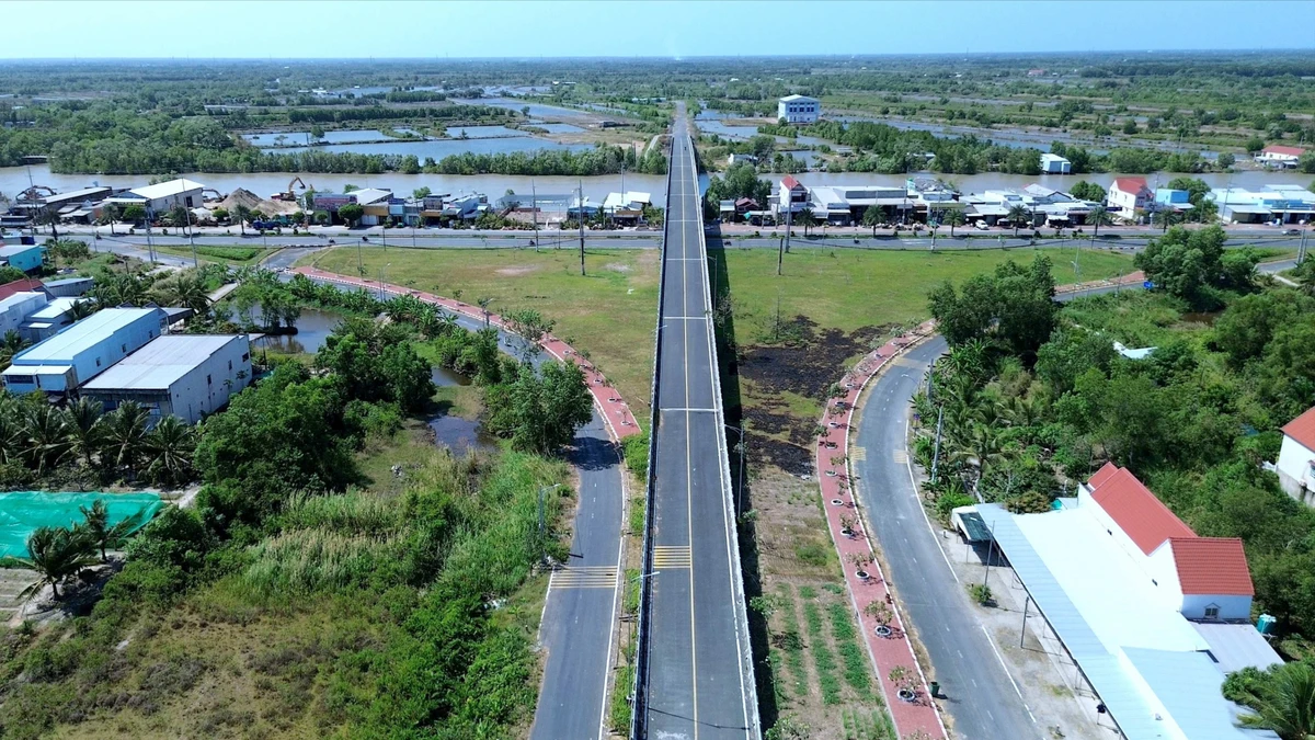 Một góc hạ tầng Khu kinh tế Năm Căn, đoạn đấu nối với Quốc lộ 1A giáp sông Bảy Háp, nằm trên địa bàn xã Năm Căn, tỉnh Cà Mau.