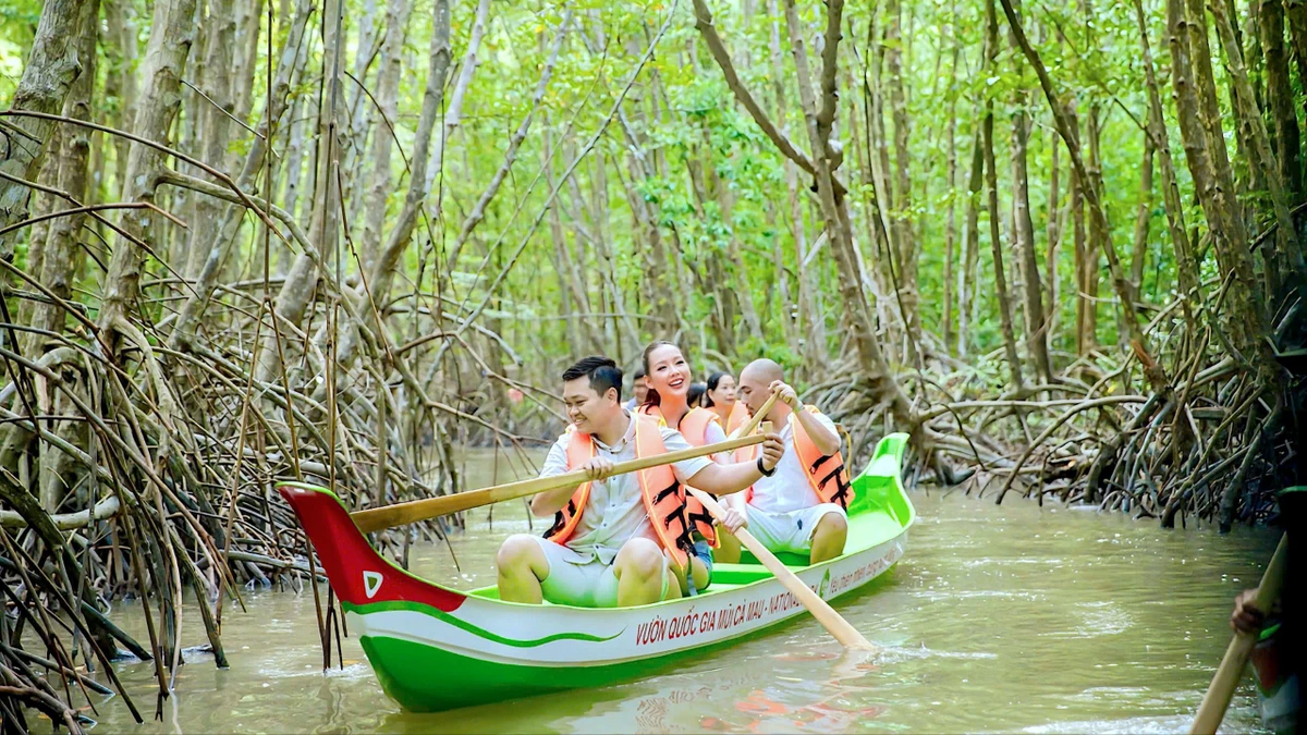 Du khách thích thú khi trải nghiệm sản phẩm Du lịch sinh thái tại Vườn Quốc gia Mũi Cà Mau, xã Đất Mũi, tỉnh Cà Mau.