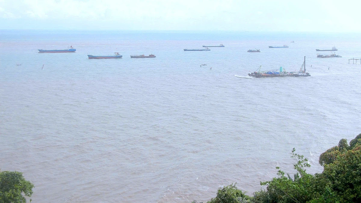 Cụm đảo Hòn Khoai (Cà Mau) nhìn ra biển Đông gần tuyến hàng hải quốc tế.