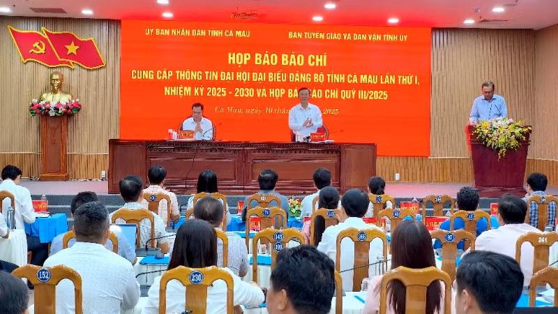 Quang cảnh cuộc họp báo chiều 10/10.