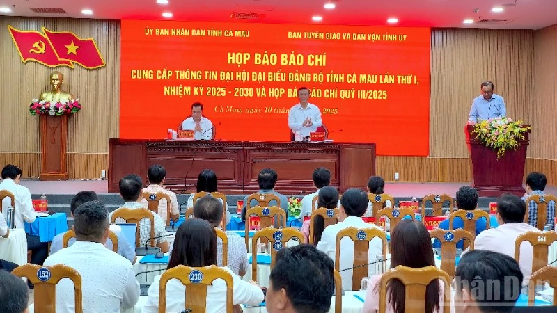 Quang cảnh cuộc họp báo chiều 10/10.