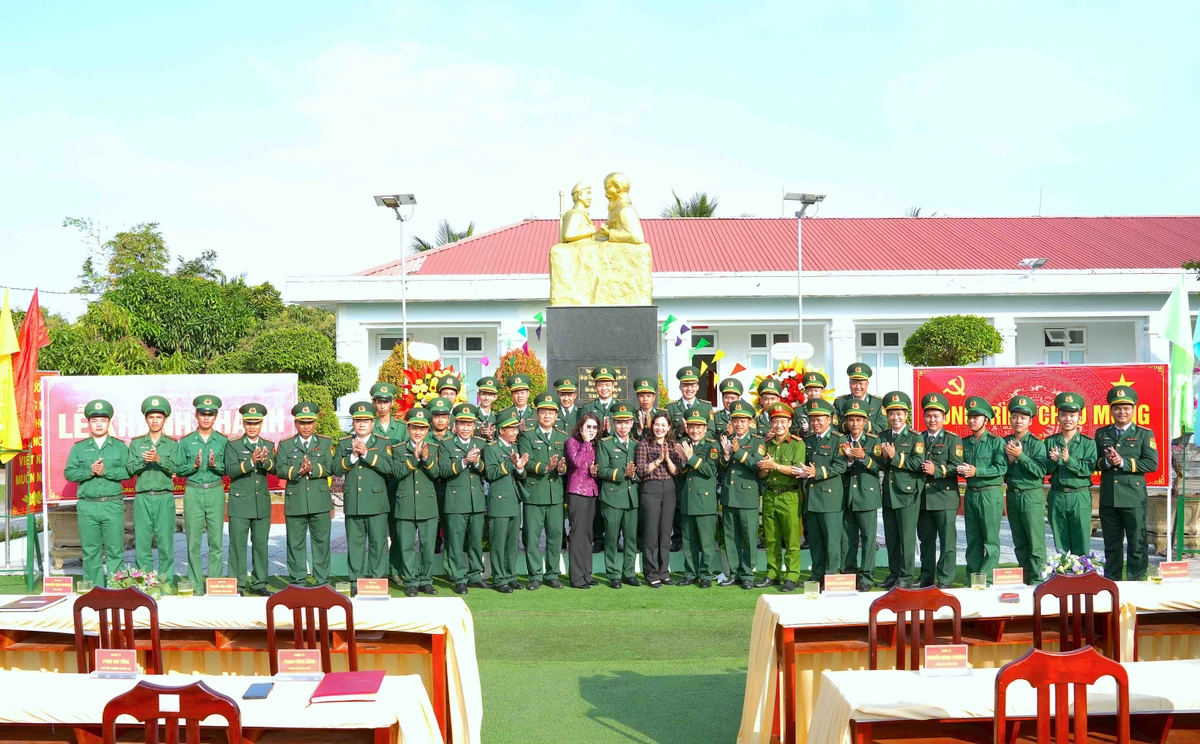 Cán bộ, chiến sĩ và lãnh đạo địa phương tham gia lễ khánh thành tượng đài “Bác Hồ với chiến sĩ Biên phòng” tại Đồn Biên phòng Gành Hào.