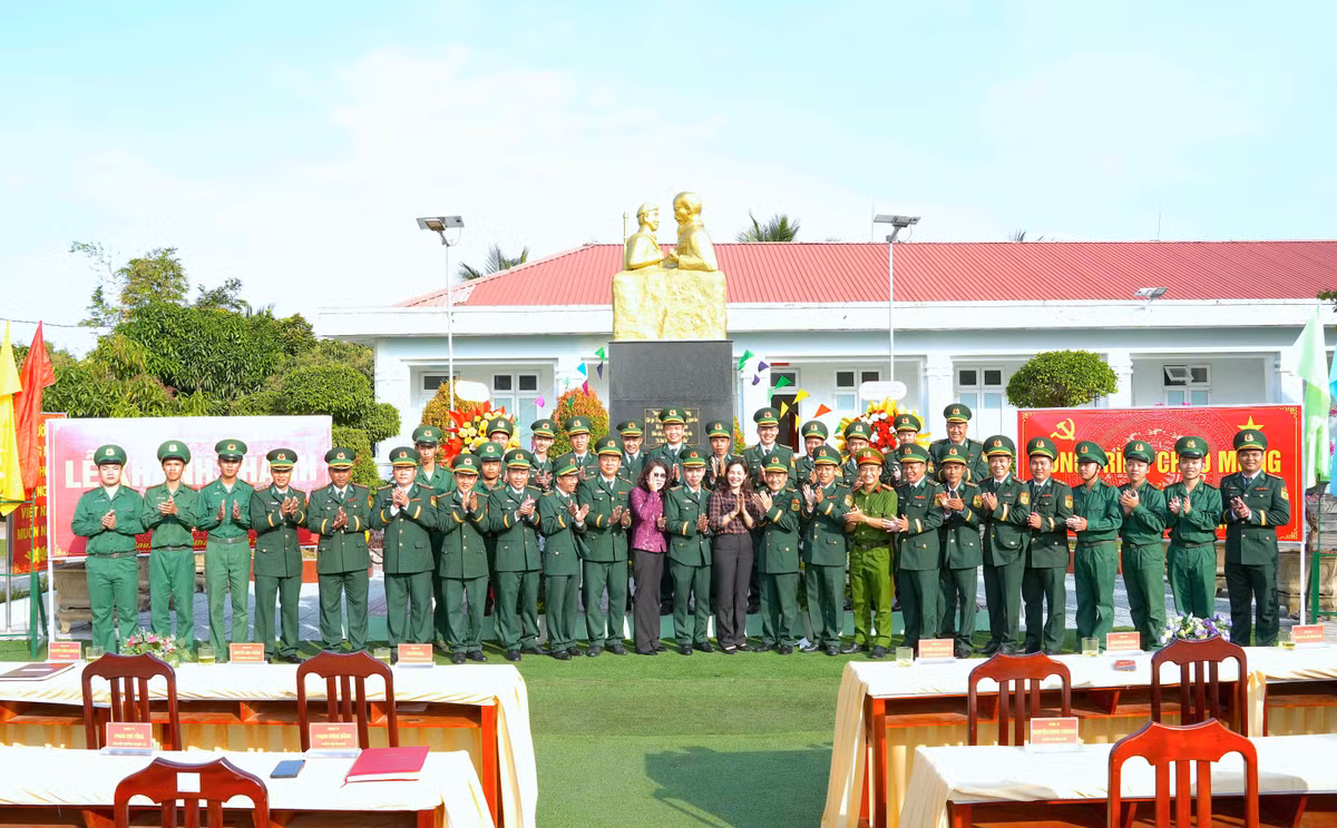 Cán bộ, chiến sĩ và lãnh đạo địa phương tham gia lễ khánh thành tượng đài “Bác Hồ với chiến sĩ Biên phòng” tại Đồn Biên phòng Gành Hào.
