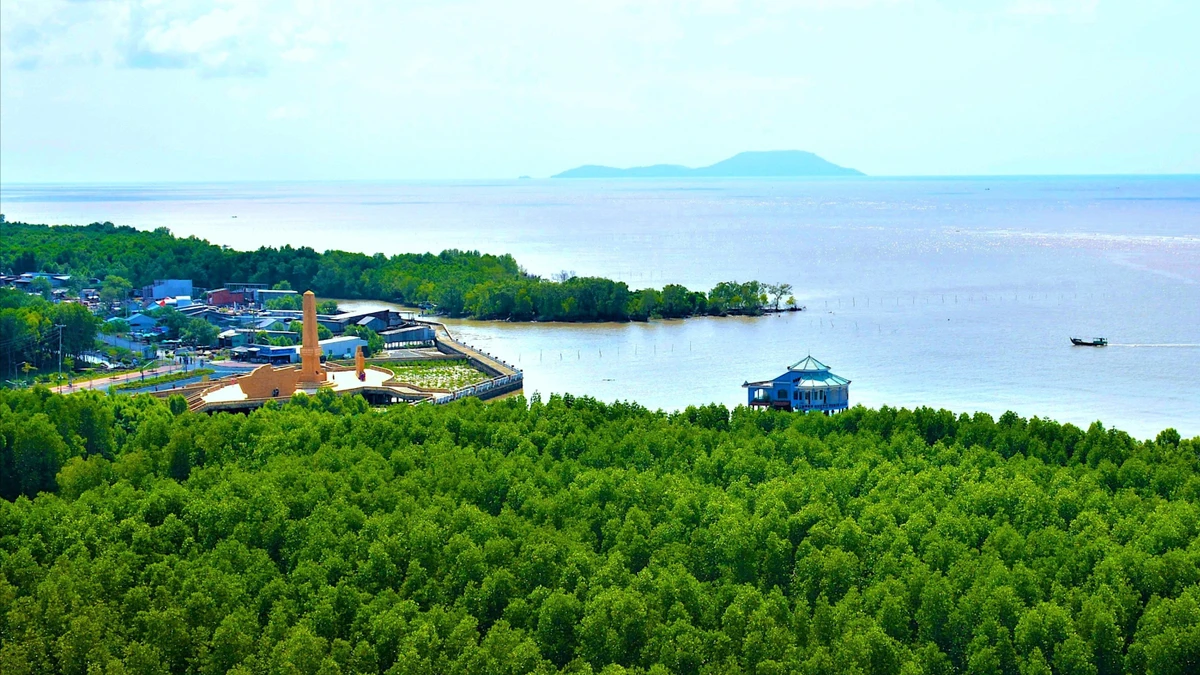 Một góc hạ tầng Mũi Cà Mau nhìn ra cụm đảo Hòn Khoai, nơi có dự án trọng điểm Quốc gia đang triển khai.