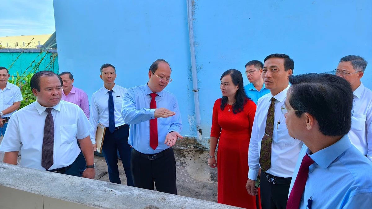 Bí thư Tỉnh ủy Cà Mau Nguyễn Hồ Hải (giữa, cà vạt đỏ) trong một lần trò chuyện với cán bộ khi đi kiểm tra thực tế tại cơ sở vào đầu khai giảng năm học mới. 