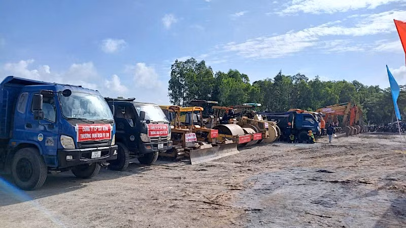 Thiết bị, máy móc tập kết cho việc thi công công trình thuộc Dự án đường vành đai trong và vành đai ngoài tại Cà Mau.