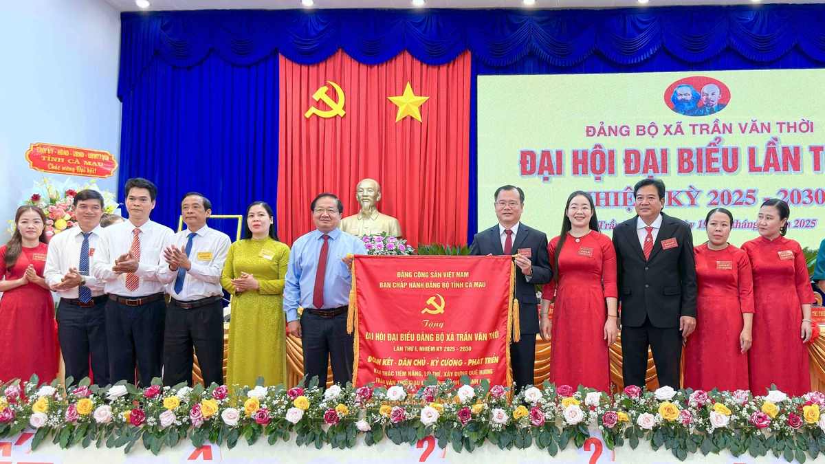 Phó Chủ tịch Ủy ban Mặt trận Tổ quốc Việt Nam tỉnh Cà Mau Lê Thanh Triều (mặc áo sơ mi xanh) thay mặt lãnh đạo tỉnh Cà Mau tặng bức trướng của Ban Chấp hành Đảng bộ tỉnh mừng Đại hội Đảng bộ xã Trần Văn Thời, nhiệm kỳ 2025-2030.