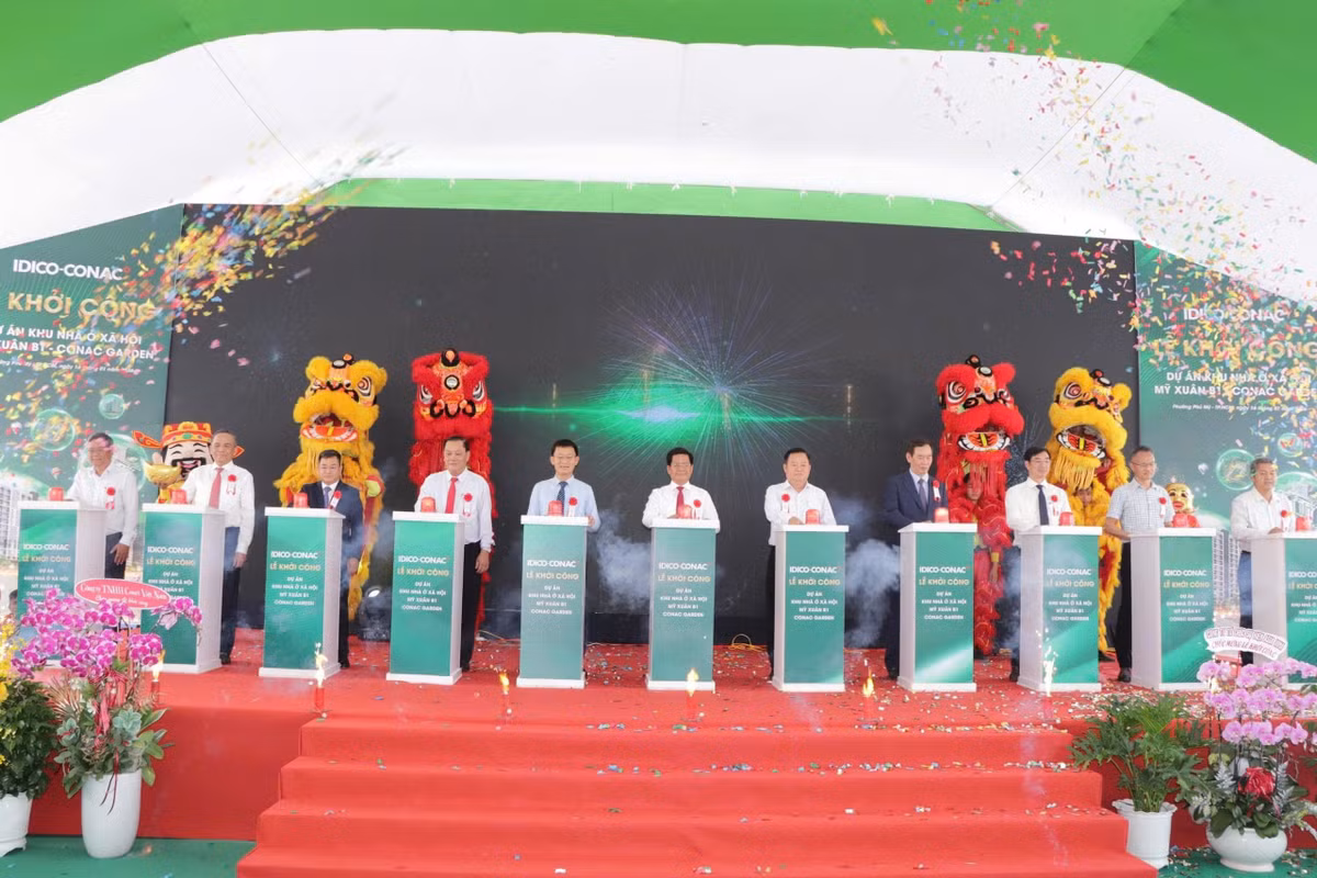 Các đại biểu làm nghi lễ khởi công