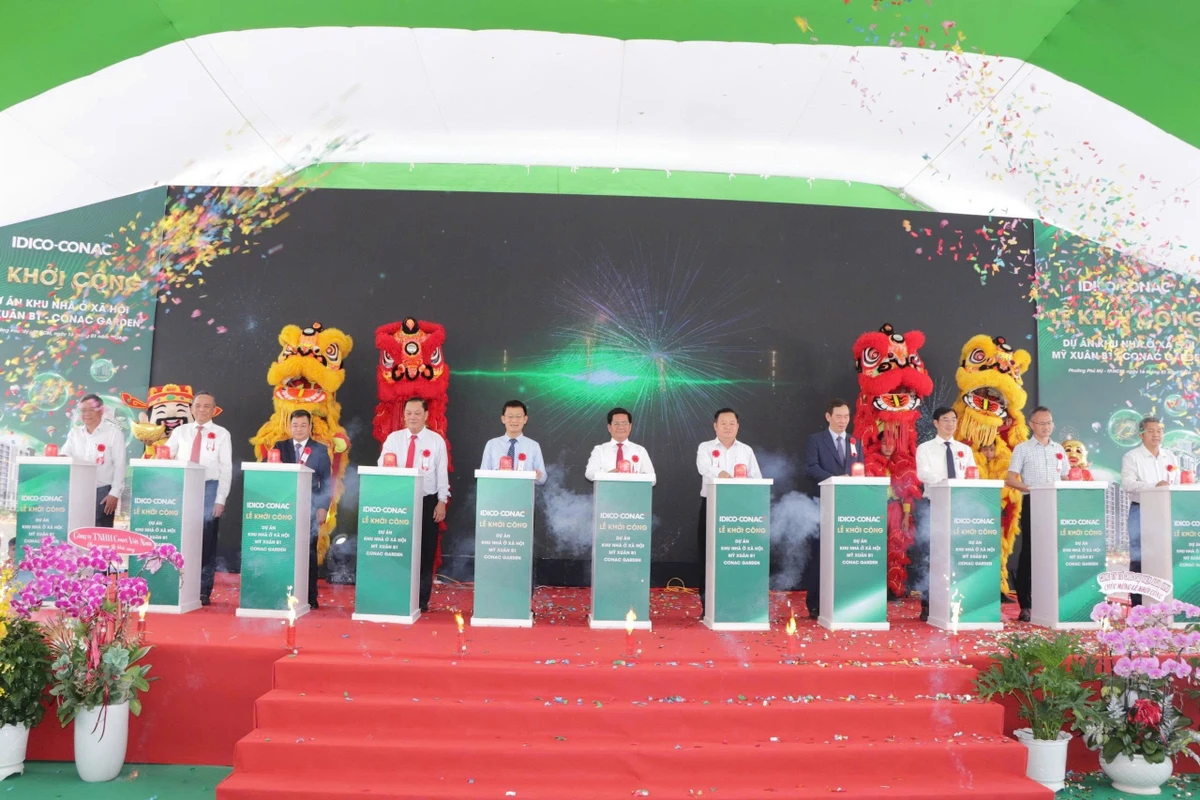 Các đại biểu làm nghi lễ khởi công