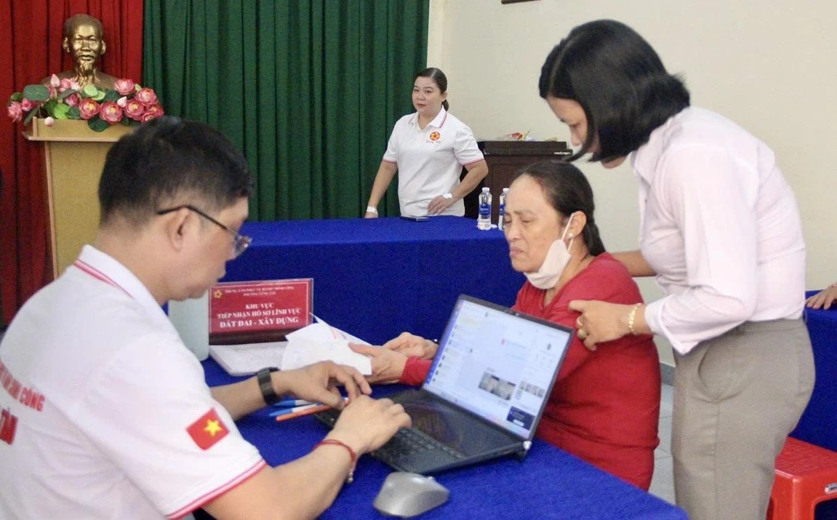 Người dân được hướng dẫn nhiệt tình khi thực hiện thủ tục hành chính tại các tổ hành chính công lưu động phường Vũng Tàu 