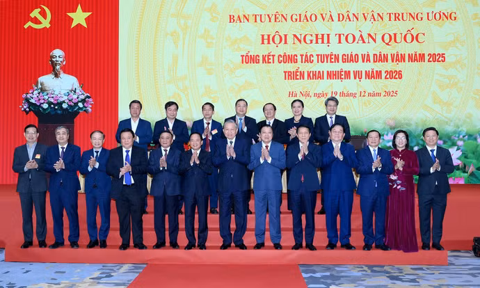 tong-bi-thu-to-lam-cac-dong-chi-lanh-dao-dang-nha-nuoc-va-cac-dai-bieu-du-hoi-nghi-tong-ket-cong-tac-tuyen-giao-va-dan-van-nam-2025-trien-khai-nhiem-vu-nam-2026-anh-dang-khoa.jpg