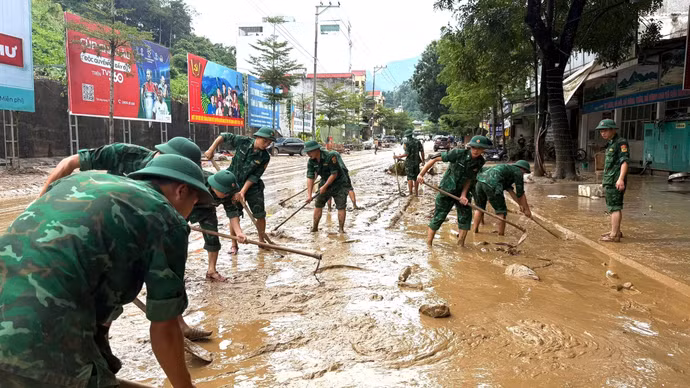 can-bo-chien-si-bo-chi-huy-quan-su-tinh-tuyen-quang-giup-nhan-dan-don-dep-bun-dat-tren-cac-tuyen-pho-phuong-ha-giang-1-anh-minh-tam-ttxvn.jpg