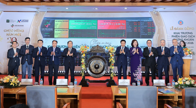 cac-dai-bieu-thuc-hien-nghi-thuc-danh-cong-khai-truong-giao-dich-chung-khoan-dau-nam-2026-anh-le-dong-ttxvn.jpg