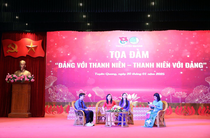 cac-khach-moi-chia-se-trao-doi-tai-toa-dam-dang-voi-thanh-nien-thanh-nien-voi-dang-anh-quang-cuong-ttxvn.jpg