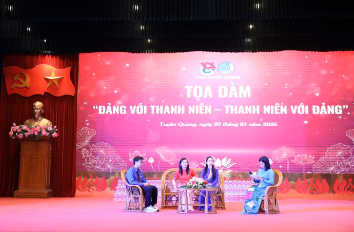 cac-khach-moi-chia-se-trao-doi-tai-toa-dam-dang-voi-thanh-nien-thanh-nien-voi-dang-anh-quang-cuong-ttxvn.jpg