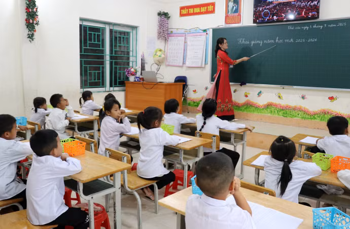 buoi-hoc-dau-tien-sau-le-khai-giang-cua-co-tro-truong-pho-thong-dan-toc-ban-tru-tieu-hoc-va-thcs-xin-chai-anh-duc-tho-ttxvn.jpg