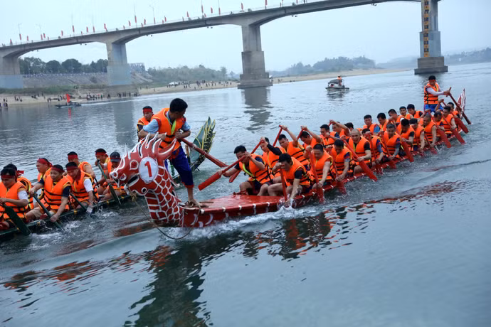 nhung-man-tranh-tai-quyet-liet-tai-hoi-dua-thuyen-tren-song-lo-xuan-at-ty-2025-anh-quang-cuong-ttxvn.jpg