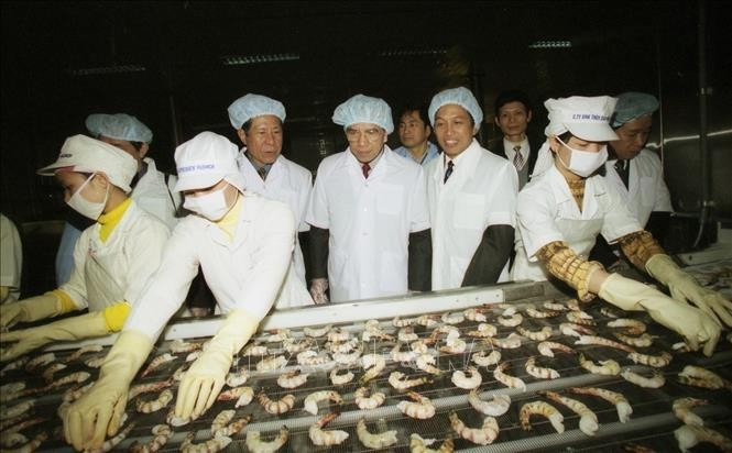 Ngày 12/2/2004, Tổng Bí thư Nông Đức Mạnh thăm Công ty Xuất nhập khẩu Thủy sản tỉnh Thanh Hóa. Ảnh: Xuân Tuân/TTXVN