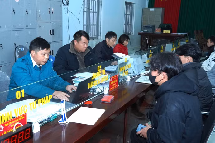 giai-quyet-thu-tuc-hanh-chinh-cho-nguoi-dan-tai-trung-tam-hanh-chinh-cong-xa-son-vi-tinh-tuyen-quang-anh-minh-tam-ttxvn.jpg