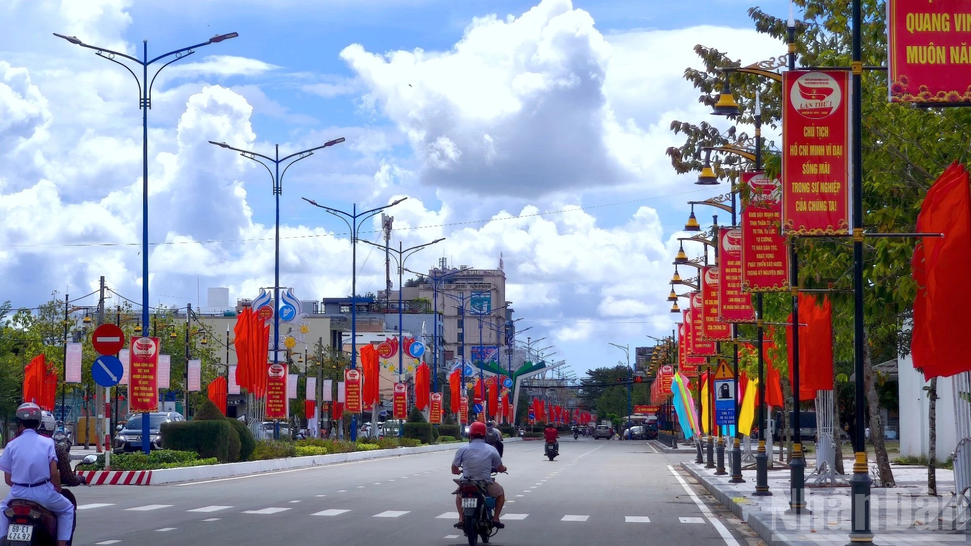 Khắp đường phố Cà Mau đỏ sắc cờ và các khẩu hiệu tuyên truyền về Đại hội đại biểu Đảng bộ tỉnh nhiệm kỳ 2025-2030.