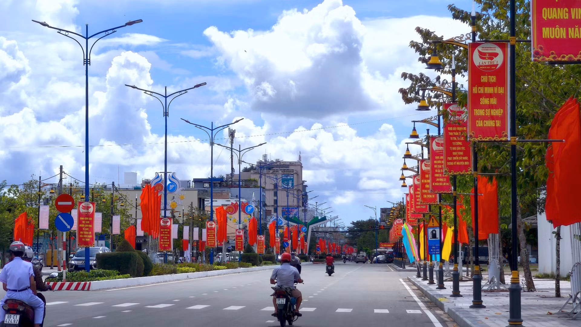 Khắp đường phố Cà Mau đỏ sắc cờ và các khẩu hiệu tuyên truyền về Đại hội đại biểu Đảng bộ tỉnh nhiệm kỳ 2025-2030.