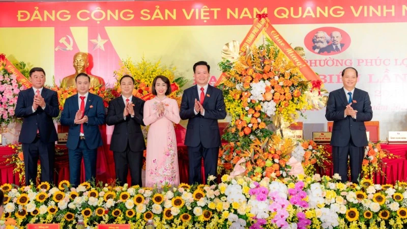 Lãnh đạo Thành ủy Hà Nội tặng hoa chúc mừng Đại hội.