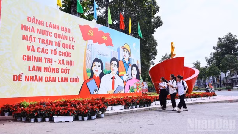 Khu vực trước cổng Trung tâm hội nghị tỉnh Đồng Nai được trang trí chào mừng Đại hội đại biểu Đảng bộ tỉnh lần thứ I, nhiệm kỳ 2025-2030.