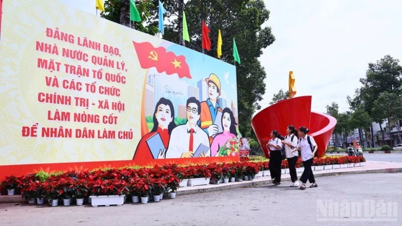 Khu vực trước cổng Trung tâm hội nghị tỉnh Đồng Nai được trang trí chào mừng Đại hội đại biểu Đảng bộ tỉnh lần thứ I, nhiệm kỳ 2025-2030.