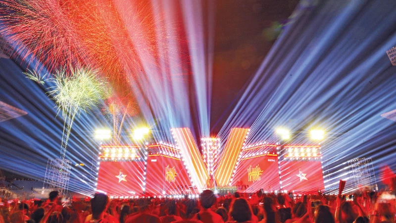 Chương trình nghệ thuật "Tổ quốc trong tim" do Báo Nhân Dân tổ chức thu hút hơn 50.000 khán giả tại Sân vận động quốc gia Mỹ Đình. (Ảnh: THẾ ĐẠI)