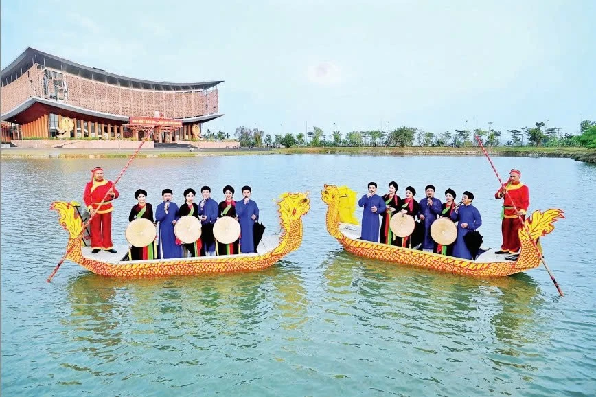 Hát quan họ phục vụ bà con nhân dân tại Hồ Vua Bà, khu phố Viêm Xá, tỉnh Bắc Ninh. (Ảnh: THANH THƯƠNG)