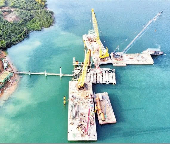 Thi công cọc khoan nhồi trụ tháp cầu Hòa Sơn - cầu dây văng có nhịp chính dài 550m, lớn nhất Việt Nam.