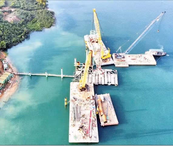 Thi công cọc khoan nhồi trụ tháp cầu Hòa Sơn - cầu dây văng có nhịp chính dài 550m, lớn nhất Việt Nam.