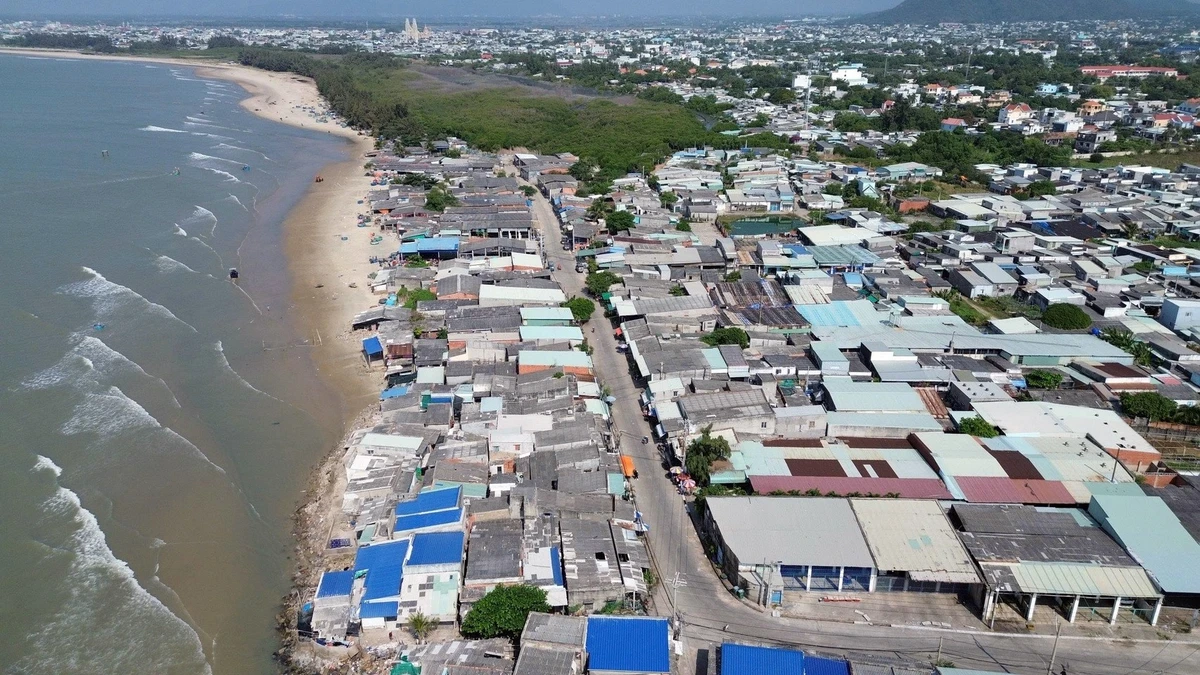 Một góc bãi biển và khu dân cư ở xã Long Hải