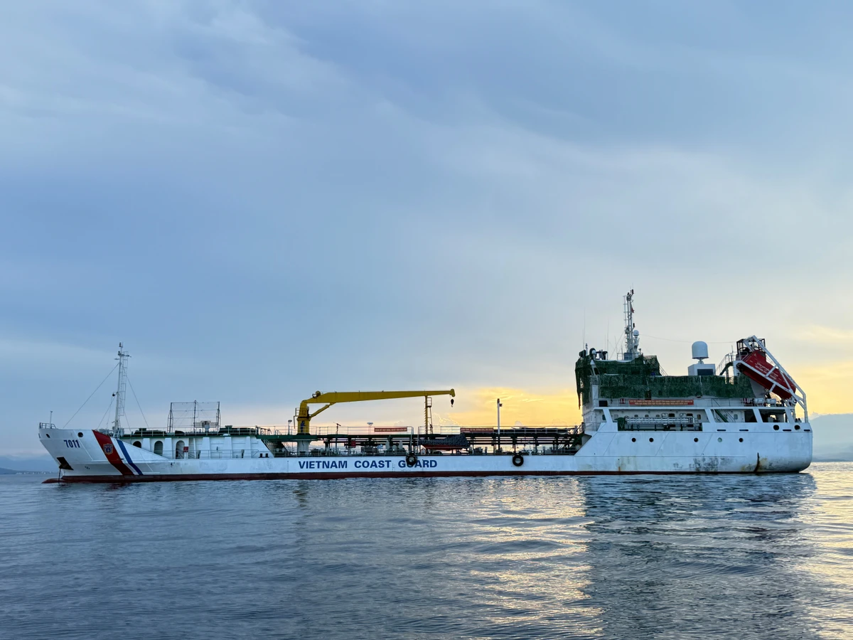 Tàu CSB 7011 lên đường làm nhiệm vụ