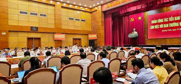 Các thành viên của Đoàn công tác đóng góp ý kiến tại buổi làm việc.