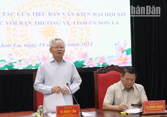 Đồng chí Tạ Ngọc Tấn, Phó Chủ tịch Thường trực Hội đồng Lý luận Trung ương, Tổ phó thường trực Tổ Biên tập, Trưởng đoàn công tác phát biểu tại cuộc làm việc với Ban Thường vụ Tỉnh ủy Sơn La.