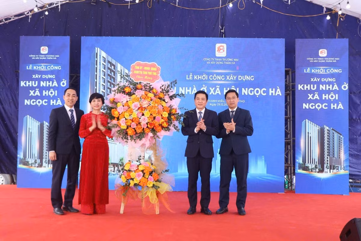 Lãnh đạo tỉnh Phú Thọ chúc mừng chủ đầu tư dự án.