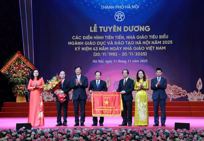 bi-thu-thanh-uy-ha-noi-nguyen-duy-ngoc-bo-truong-bo-giao-duc-va-dao-tao-nguyen-kim-son-trao-co-don-vi-xuat-sac-phong-trao-thi-dua-va-tang-hoa-chuc-mung-so-giao-duc-va-dao-tao-ha-noi.jpg