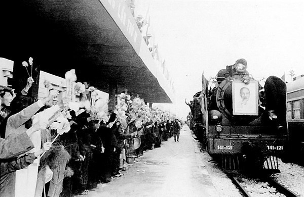 doan-tau-thong-nhat-tu-thanh-pho-ho-chi-minh-toi-san-ga-ha-noi-truoc-su-vui-mung-cua-nhan-dan-thu-do-nam-1977.jpg
